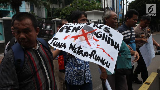 Massa penyandang disabilitas saat menggelar aksi di kantaro MUI, Jakarta, Rabu (14/11). Aksi mereka untuk menyikapi pernyataan cawapres nomor urut 01, Ma'ruf Amin yang mengatkan 