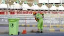 Seorang pekerja membersihkan jalan di sebuah kamp tenda di Mina, dekat Mekah, Arab Saudi, Selasa (13/7/2021). Untuk tahun kedua berturut-turut, pelaksanaan ibadah haji dibatasi karena pandemi virus corona COVID-19. (AP Photo/Amr Nabil)