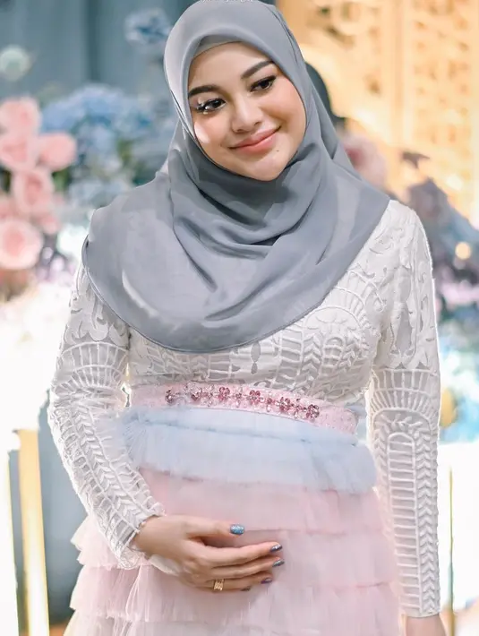 Riasan wajah Aurel pun tak tampak berlebihan. Dengan nuansa merah muda yang pas untuk tone kulitnya, Aurel tampil cantik menonjolkan area matanya dengan eyelash extention dan semburat rona nude untuk pipi dan bibir. Foto: Instagram.