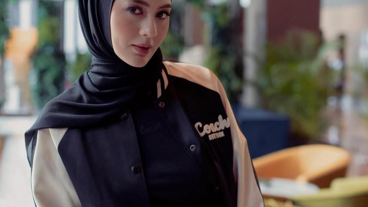 Dari Street Style ke Look Formal, Ini Inspirasi Hijab Paula Verhoeven yang Memikat