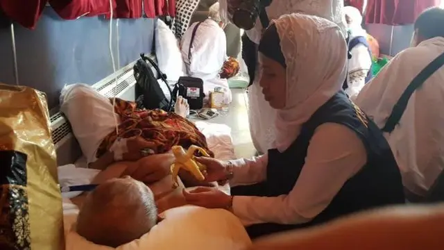 Petugas haji melayani jemaah Indonesia yang sakit saat safari wukuf