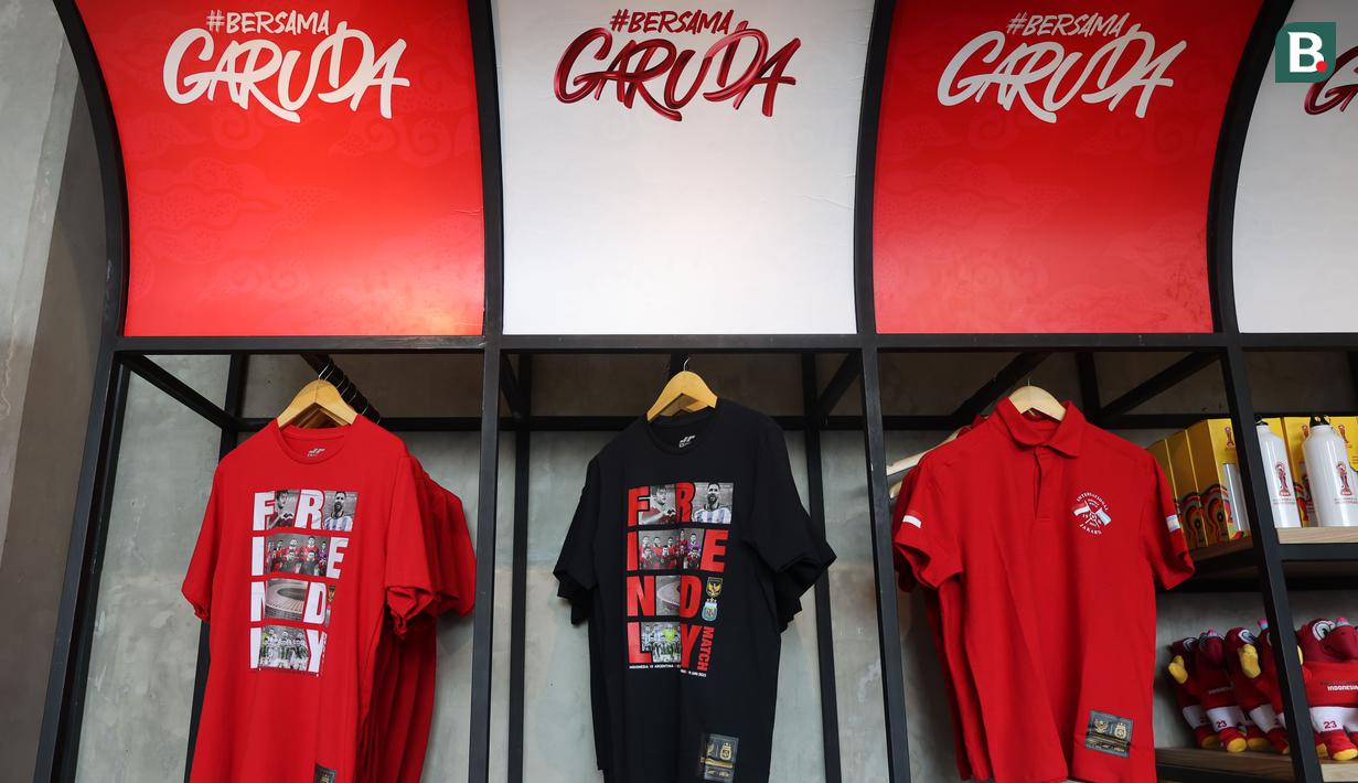 Merchandise berupa kaus yang didesain khusus jelang pertandingan FIFA Matchday 2023 antara Timnas Indonesia vs Argentina di Official Garuda Store, Jakarta, Sabtu (17/6/2023). (Bola.com/Abdul Aziz)
