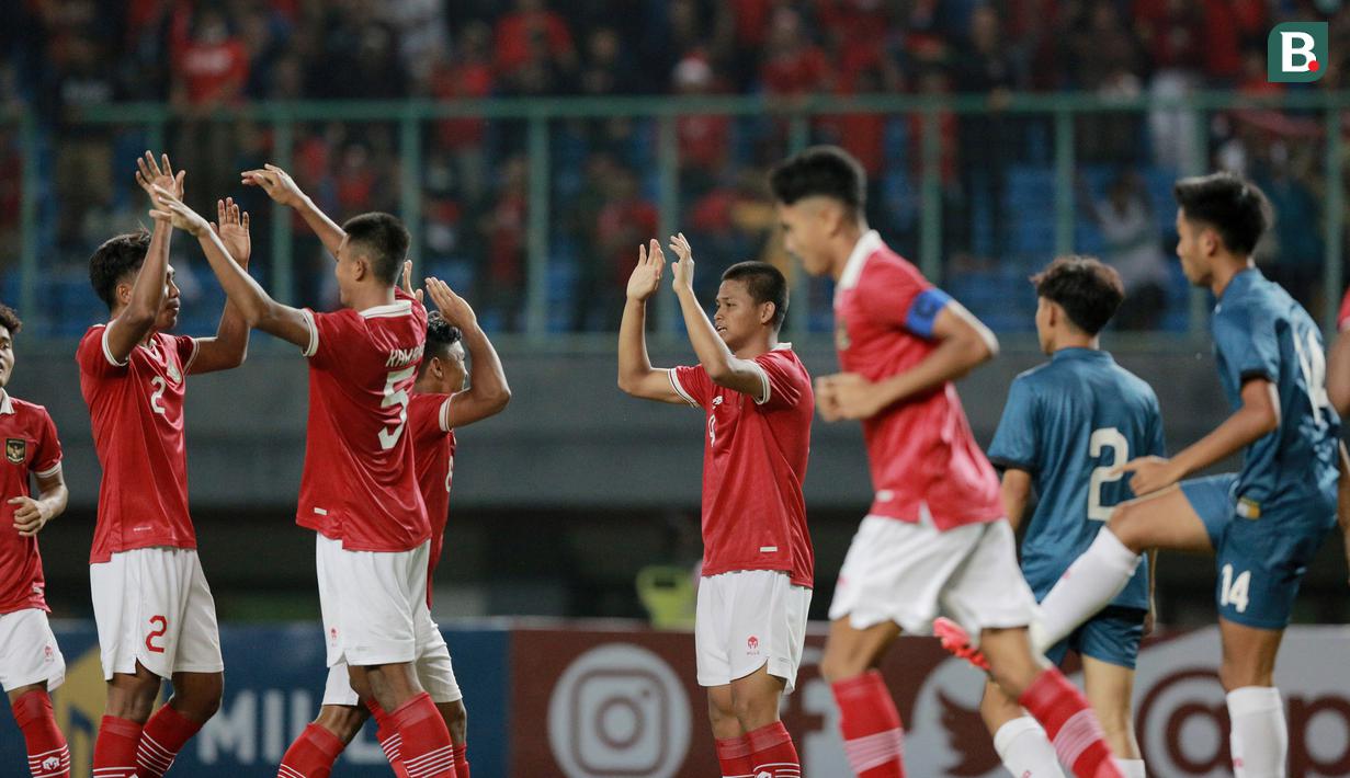 Para pemain Timnas Indonesia U-19 merayakan gol ke gawang Brunei Darussalam U-19 yang dicetak Kakang Rudianto (kedua dari kiri) dalam laga penyisihan Grup A Piala AFF U-19 2022 antara Indonesia menghadapi Brunei Darussalam di Stadion Patriot Candrabhaga, Bekasi, Senin (4/7/2022). (Bola.com/M. Iqbal Ichsan)