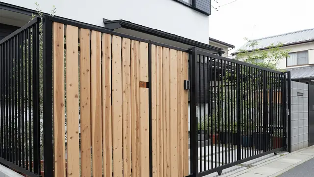 Model Pagar Inovatif untuk Rumah di Gang Sempit (Image by Gemini AI)