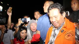 Zaini Arony tak meladeni pertanyaan wartawan usai menjalani pemeriksaan di KPK, Jakarta, selasa (17/3/2015). Ia diperiksa terkait kasus dugaan pemerasan proses permohonan izin di Lombok Barat.(Liputan6.com/Helmi Afandi)