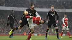Pemain Arsenal, Francis Coquelin (tengah) berusaha merebut bola dari hadangan pemain Hull City, Andrea Ranocchia pada lanjutan Premier League di Emirates Stadium, London, (11/2/2017). Arsenal menang 2-0.  (AP/Matt Dunham)