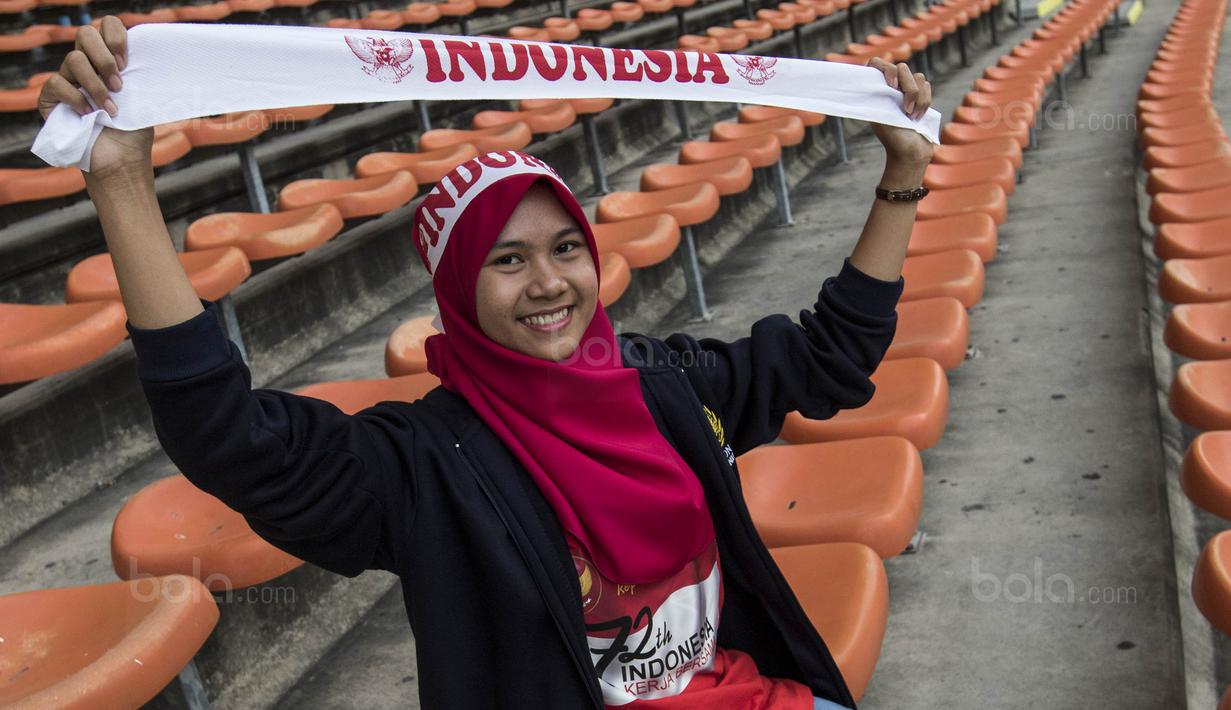 Seorang TKW cantik berpose sebelum mendukung Timnas Indonesia yang akan melawan Filipina pada laga SEA Games di Stadion Shah Alam, Selangor, Kamis (17/8/2017). Indonesia menang 3-0 atas Filipina.(Bola.com/Vitalis Yogi Trisna)