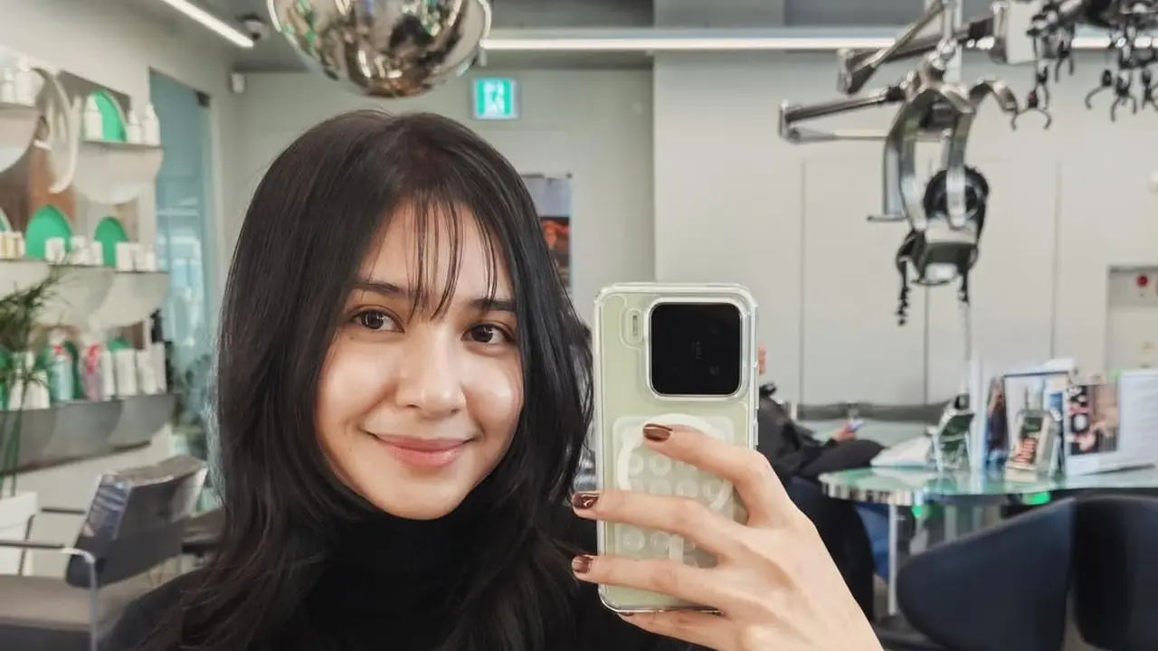 Gaya Mikha Tambayong Ubah Tampilan Rambut Berponi Ala Idol Korea Saat Berkunjung ke Seoul