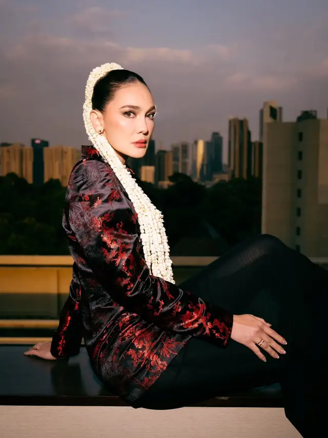 7 Gaya Powerful Luna Maya di Premiere Suzanna: Santet Dosa di Atas Dosa, Padukan Blazer Glamor dengan Sentuhan Ronce Melati
