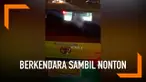 Seorang sopir taksi berkendara sambil menonton film dewasa di Thailand. Tindakan sopir taksi ini diketahui oleh pengendara lain yang geram melihat cara sopir taksi berkendara.