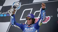 Pembalap Team Suzuki Ecstar, Alex Rins, merayakan suksesnya usai jadi juara MotoGP Inggris di Sirkuit Silverstone, Minggu (25/8). (Dok. Suzuki).