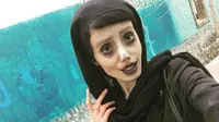 Sahar Tabar berselfie mengenakan busana hitam. Sahar menjadi perbincangan di media sosial. banyak yang menyebut Sahar lebih mirip dengan karakter Emily dalam film animasi horor produksi Disney, Corpse Bride (2005). (Instagram/sahartabar_official)