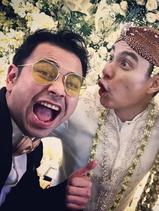 Di hari pernikahan Baim Wong dengan Paula Verhoeven pada 2018 silam, Raffi pun turut hadir menjadi host di acara sakral tersebut. Ikut berbahagia, persahabatan mereka awet dari bujangan sampai jadi suami. (Liputan6.com/IG/@raffinagita1717)