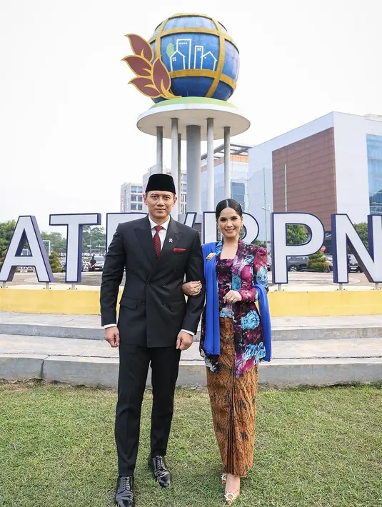 Dampingi sang suami, Annisa Pohan tampil cantik dengan kebaya kutubaru floral keunguan. Dipadukan dengan kain batik sebagai bawahan, selendang bahu biru, dan heels cokelat Amina Muaddi [@annisayudhoyono]