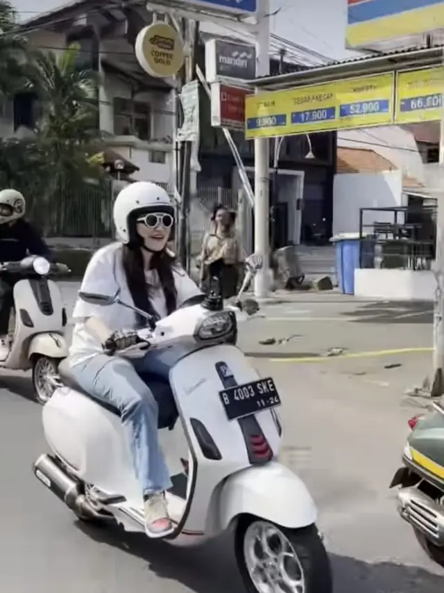 Nathalie Holscher Asik Naik Vespa Bareng Geng Motor