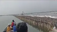 Sebuah video viral memperlihatkan aktivitas pemagaran laut di wilayah Kabupaten Bekasi, Jawa Barat. (Foto: Istimewa/Tangkapan Layar Akun TikTok @riesamsadewa)