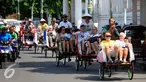 Wisatawan mancanegara menaiki becak saat mengelilingi kawasan alun alun Kraton Kesultanan Yogyakarta, Rabu (4/5). Becak menjadi transportasi ramah lingkungan yang di minati wisatawan karena tidak menimbulkan polusi udara. (Liputan6.com/Boy Harjanto)