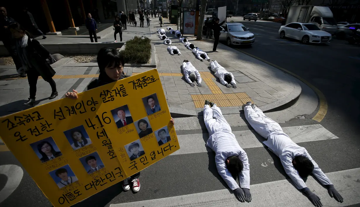 Upacara oleh umat Budha di tengah kota Seoul, sebagai aksi meminta pemerintah setempat untuk mengangkat kapal feri Sewol yang tenggelam sebelum peringatan setahun tragedi tersebut, Seoul, Korsel, Kamis (26/3/2015). (Reuters/Kim Hong-Ji)