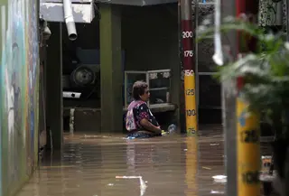 Aktivitas warga Kebon Pala, Kampung Melayu Jakarta Timur di tengah banjir akibat luapan kali Ciliwung, Selasa (2/7/2024). (merdeka.om/Imam Buhori)