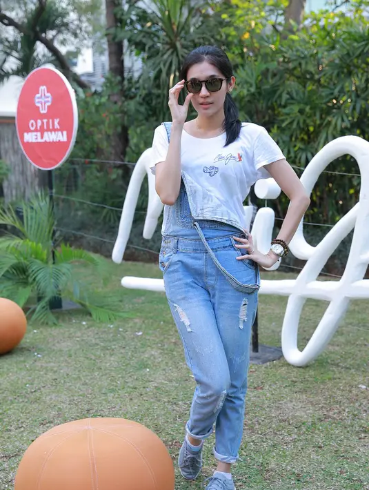  Istri dari Dimas Seto ini selalu membawa kacamata guna melindunginya dari terik sinar matahari.  (Galih W.Satria/Bintang.com)