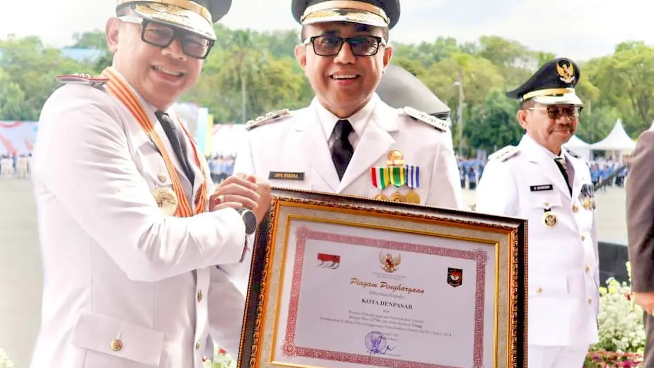 Wali Kota Denpasar Jaya Negara saat menerima penghargaan tingkat nasional yang diserahkan langsung Wamendagri Bima Arya Sugiarto.