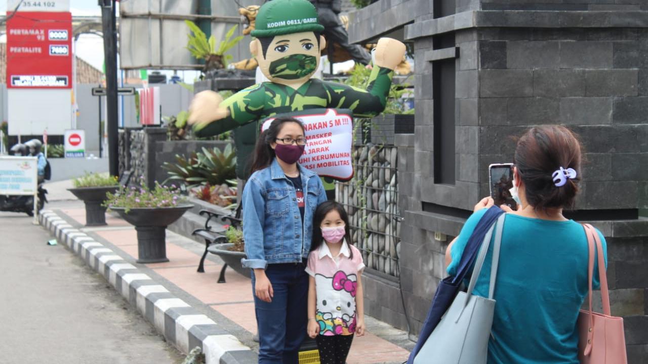 Beberapa pengunjung di kawasan perkotaan Garut, Jawa Barat sengaja berhenti sejenak untuk berfoto ria di samping balon sky dancer yang diluncurkan Kodim 0611 Garut, untuk mengingatkan masyarakat menjaga protokol kesehatan.