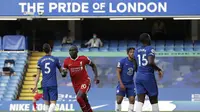 Winger Liverpool Sadio Mane merayakan gol ke gawang Chelsea pada laga Liga Inggris di Stamford Bridge, Minggu (20/9/2020). (AFP/Matt Dunham)