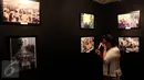 Pengunjung melihat foto dalam pameran fotografi, Jakarta, Senin (8/5). Pameran  menampilkan 500 foto aksi mahasiswa 1998, memorabila, diskusi, aksi instalasi dan pemutaran film-film yang berlangsung 6-15 Mei 2017. (Liputan6.com/Johan Tallo)