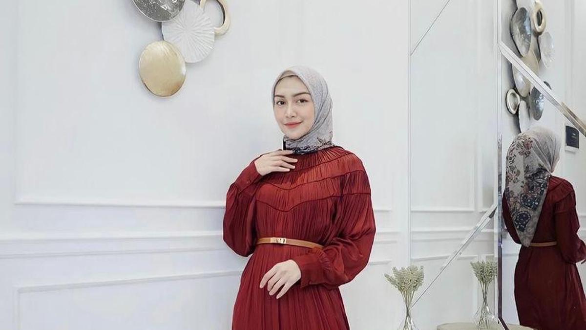 8 Tips Padu Padan Gamis Syar’i Terbaru agar Tubuh Pendek Terlihat Tinggi, Yuk Simak!