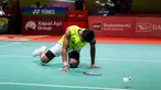 Ekspresi kecewa pebulu tangkis tunggal putra Indonesia, Alwi Farhan setelah gagal mengembalikan kok ke arah wakil Korea Selatan, Jeon Hyeok-jin pada babak kualifikasi Indonesia Masters 2025 yang berlangsung di Istora Senayan, Jakarta, Selasa (21/01/2025). Alwi kalah dengan skor 21-15, 20-22, 18-21. (Bola.com/Bagaskara Lazuardi)