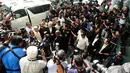 Wartawan mengambil gambar mantan PM Malaysia Najib Razak saat tiba di Kantor Komisi Anti-Korupsi Malaysia (MACC), Putrajaya, Malaysia, Kamis (24/5). (AP Photo/Vincent Thian)
