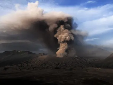 Abu vulkanis menyembur dari Gunung Bromo, Probolinggo, Jawa Timur, Rabu (13/7). PVMBG menetapkan status Gunung Bromo masih berada pada level Waspada sehingga pengunjung tidak dibolehkan memasuki kawasan dalam radius 1 km dari kawah aktif. (BAY Ismoyo/AFP)