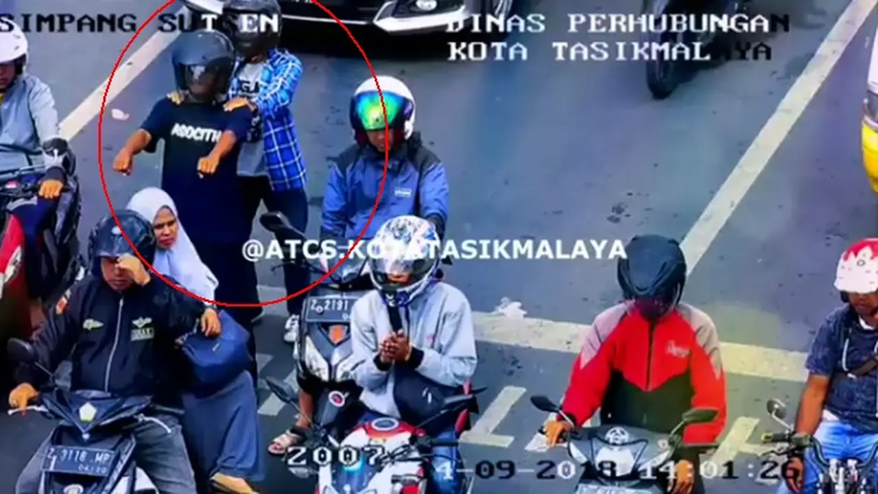 Konyol pemuda dipersimpangan jalan.