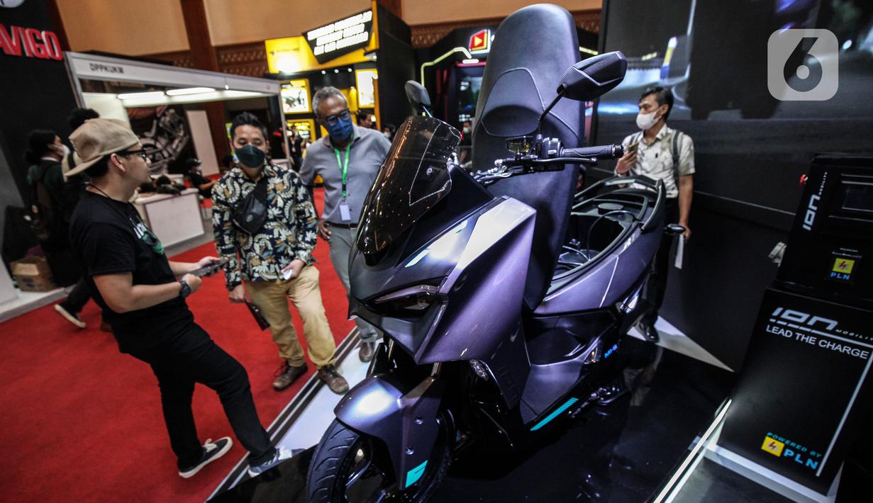 Sepeda motor listrik dipamerkan pada pembukaan Indonesia Motorcycle Show (IMOS) 2022 di Jakarta Convention Center (JCC), Jakarta, Rabu (2/11/2022). Acara ini berlangsung pada tanggal 2 hingga 6 November 2022. (Liputan6.com/Johan Tallo)