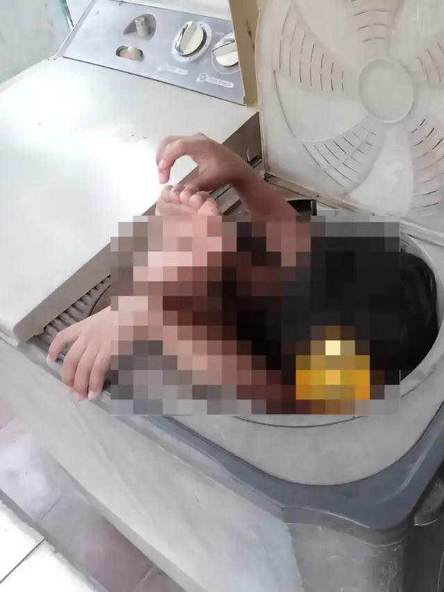 Bocah Terjebak di Tabung Pengering Mesin Cuci