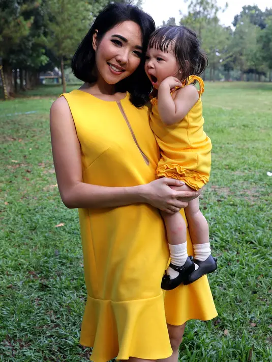 "Panik karena dia lagi di hutan, syuting sama Radit jadi dia sebel banget pengen pulang lihat Gempi. Aku bilang gak usah, oh yaudah. Karena sekarang Gempi juga udah turun panasnya," kata Gisel di Plaza Semanggi, Senin (26/9). (Galih W. Satria/Bintang.com)