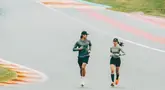 Sebagai seorang pembalap yang mengikuti ajang internasional, Sean memang kerap keliling luar negeri untuk mengikuti berbagai balapan. Terlihat bahwa dalam beberapa balapan yang Sean ikuti, ada sosok Hana Malasan yang turut menemaninya. Selain itu keduanya pun terlihat kerap menjalani aktivitas seru bersama seperti lari bareng di sirkuit. (Liputan6.com/IG/@hanamalasan)