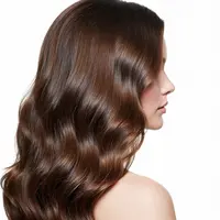 Mengoleskan minyak secara teratur adalah salah satu cara alami paling efektif untuk menjaga kelembapan rambut. (foto/dok: freepik)