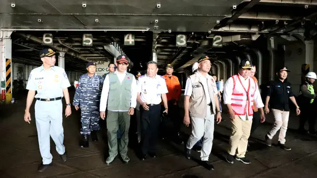 Kepala BNPB Letjen TNI Suharyanto bersama Menteri Koordinator PMK Muhadjir Effendy meninjau arus balik Lebaran Idul Fitri 2023, Selasa 25 April 2023.