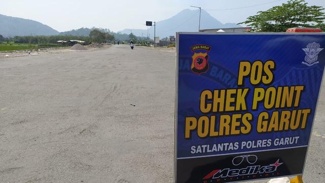 Nampak arus lalu lintas di wilayah pos penyekatan Kadungora, Jawa Barat terlihat senggang pada Senin siang hari.