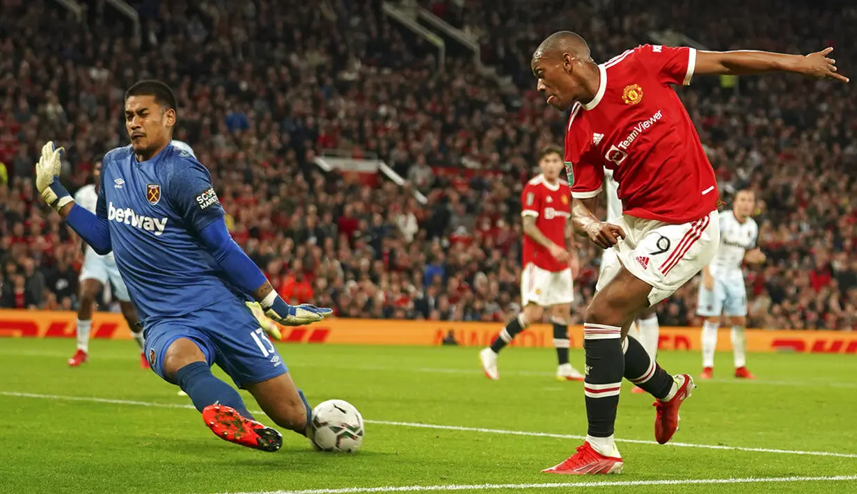 Penyerang Manchester United (MU) Anthony Martial kehilangan peluang saat menjamu West Ham United pada Piala Liga Inggris atau Carabao Cup 2021/2022 di Old Trafford, Kamis (23/9/2021) dini hari WIB. MU disingkirkan West Ham United setelah kalah di kandang sendiri 0-1. (AP Photo/Dave Thompson)