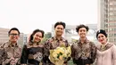 Potret Eko Patrio dan Viona bersama ketiga anaknya. Tidak hanya Eko yang membagikan momen mesra, tapi juga sang istri. Melalui akun  instagramnya, Viona juga membagikan beberapa potret jadul hingga potret mesra. [Instagram/ekopatriosuper]