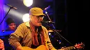 Iwan Fals memainkan gitarnya sambil bernyanyi dalam konser bertajuk Untukmu Indonesia di Istora Senayan, Jakarta, Sabtu (21/11). Iwan Fals membawakan sebanyak 23 lagu pada konser tersebut. (Liputan6.com/Faisal R Syam)