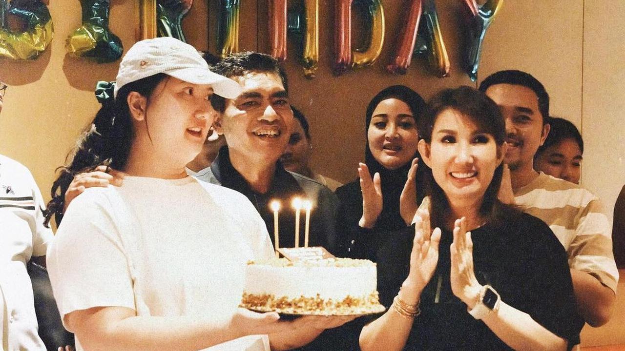 Tidak hanya tindakan saja. Wahyu Widada juga menuliskan pesan manis sebagai bentuk ucapan selamat untuk sang istri. <br>