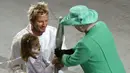 Pada 25 Juli 2002, David Beckham berkesempatan bertemu dengan Ratu Elizabeth II dalam acara upacara pembukaan Commonwealth Games 2002 di City of Manchester Stadium yang kini bernama Etihad Stadium. Saat itu David Beckham menjadi salah satu pengisi acara dalam upacara pembukaan tersebut. (AFP/Damien Meyer)