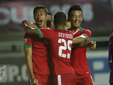 Pemain Timnas Indonesia memeluk Hansamu Yama Pranata (kiri) usai mencetak gol ke gawang Vietnam pada laga semifinal pertama Piala AFF 2016 di Stadion Pakansari, Bogor, Sabtu (3/12). Indonesia unggul 2-1 atas Vietnam. (Liputan6.com/Helmi Fithriansyah)