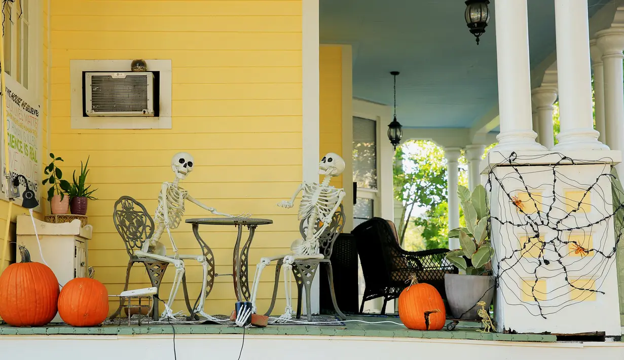 Dekorasi Halloween terlihat di sebuah rumah di New Orleans, Louisiana, Amerika Serikat, pada 10 Oktober 2020. Tiga pekan sebelum perayaan Halloween, warga New Orleans mulai mendekorasi rumah mereka untuk menyambut festival tersebut. (Xinhua/Lan Wei)