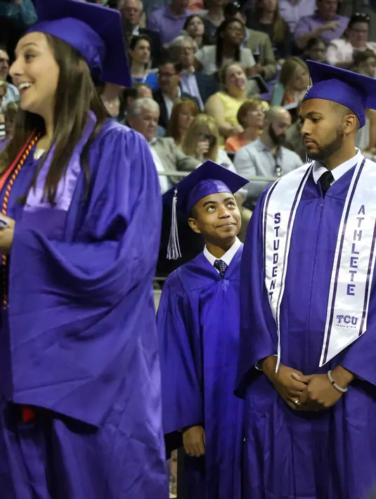 Carson Huey-You (14) mengikuti upacara wisuda untuk menerima gelar sarjana fisika dari Universitas Kristen Texas di Texas, AS, 13 Mei 2017. Huey-You menjadi mahasiswa baru tahun 2013 saat usianya 11 tahun. (Louis DeLuca/The Dallas Morning News via AP)