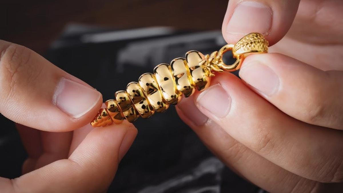 Berkelas dan Elegan, Ini 7 Model Gelang Emas Rantai Tebal untuk Usia 40-an yang Bisa Jadi Pilihan