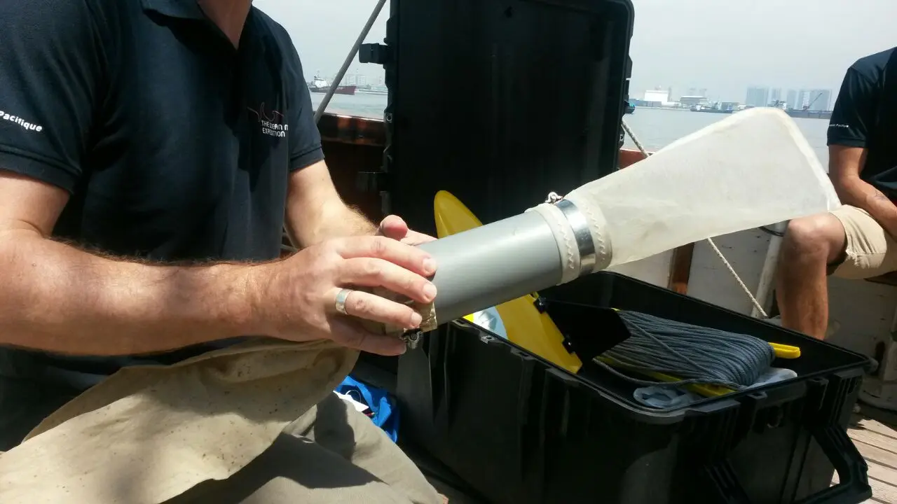 Alat yang digunakan oleh kru kapal riset berbendera Swiss Fleur de Passion untuk mengumpulkan sampel residu mikro dan meso plastik di lautan (4/4) (Rizki Akbar Hasan/Liputan6.com)